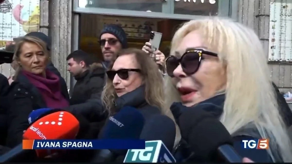 Fabio Fazio omaggia Ornella Vanoni alla camera ardente