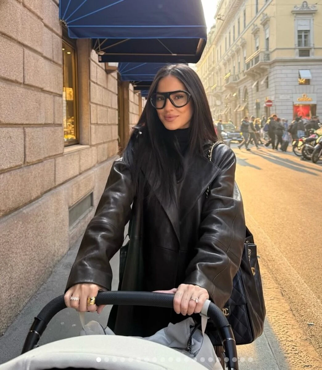 Giulia De Lellis sorride ironicamente mentre racconta la sua esperienza