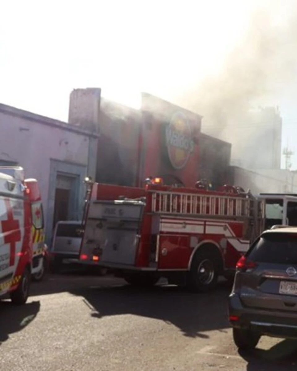 Squadre di soccorso al lavoro davanti al supermercato in fiamme a Hermosillo