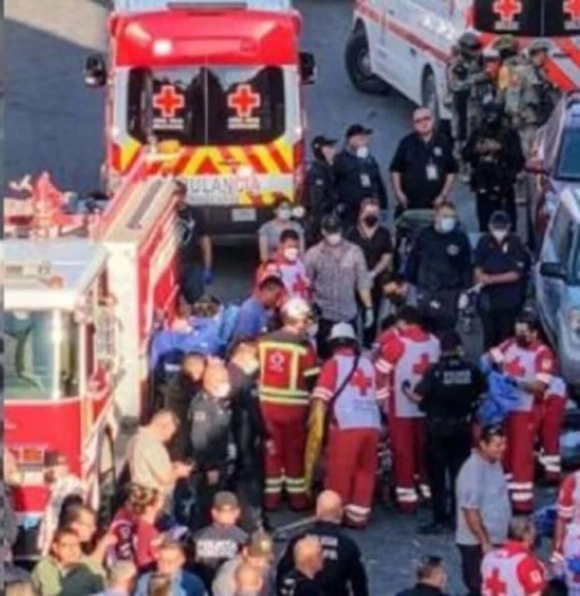 Vigili del fuoco e operatori di emergenza durante le operazioni di soccorso a Hermosillo