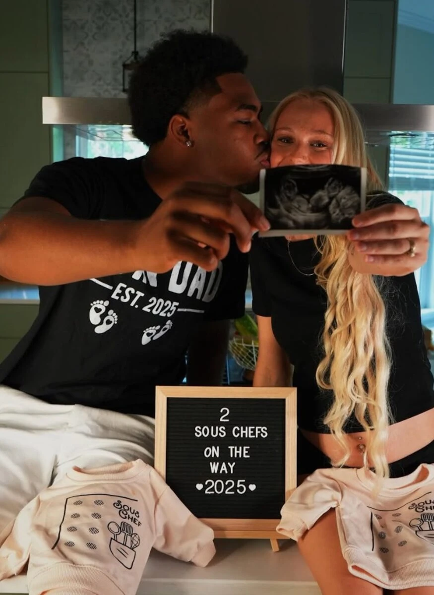 L'influencer Tineke Younger con il marito in un momento di attesa