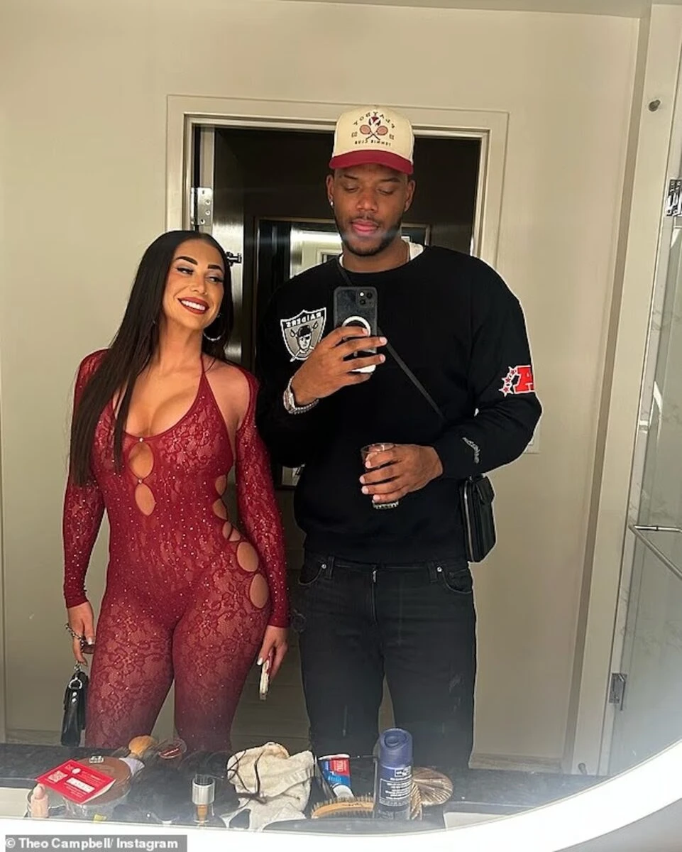 La coppia osserva Atlas mentre dorme