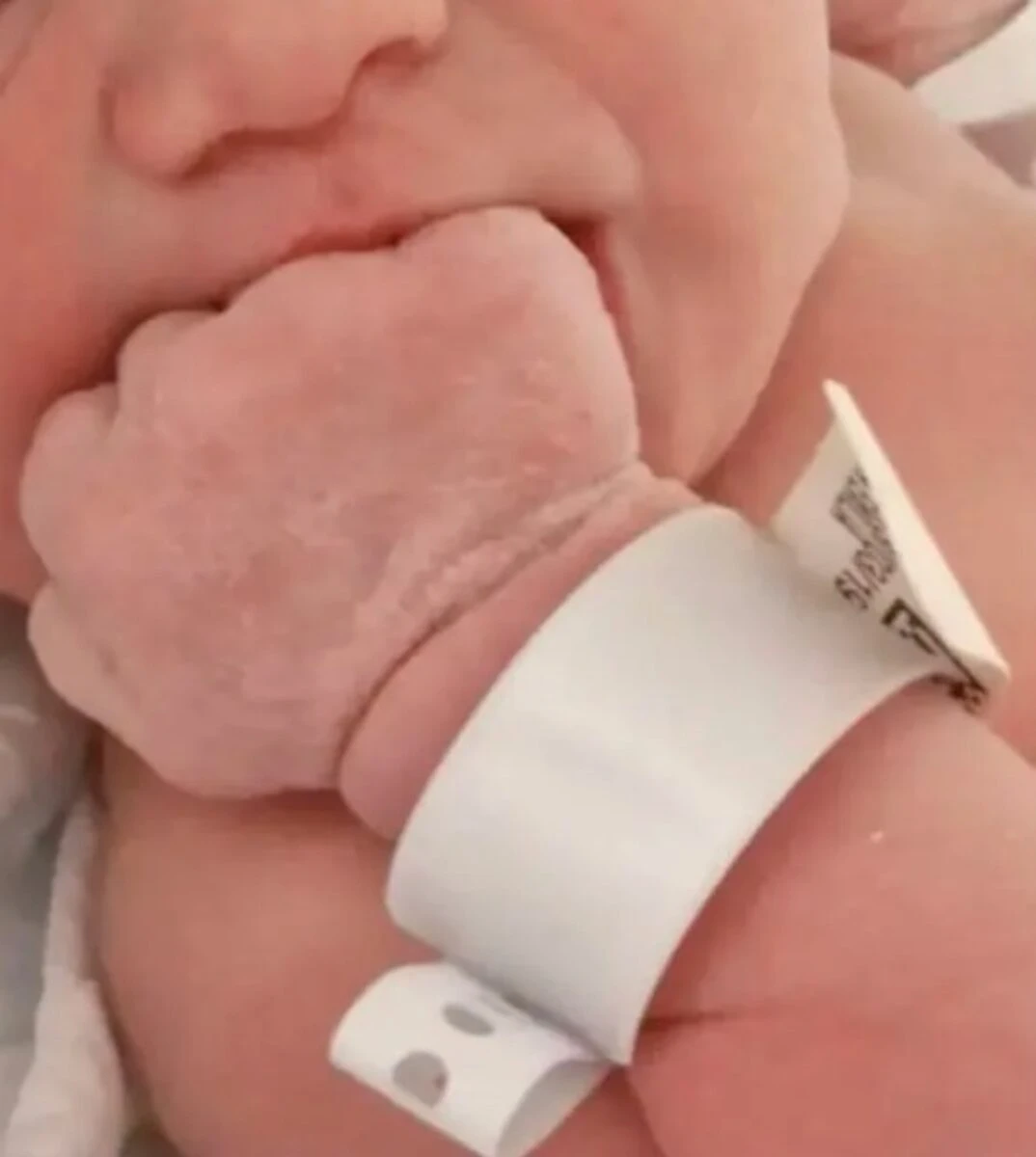 Foto inedite del neonato condivise in diretta