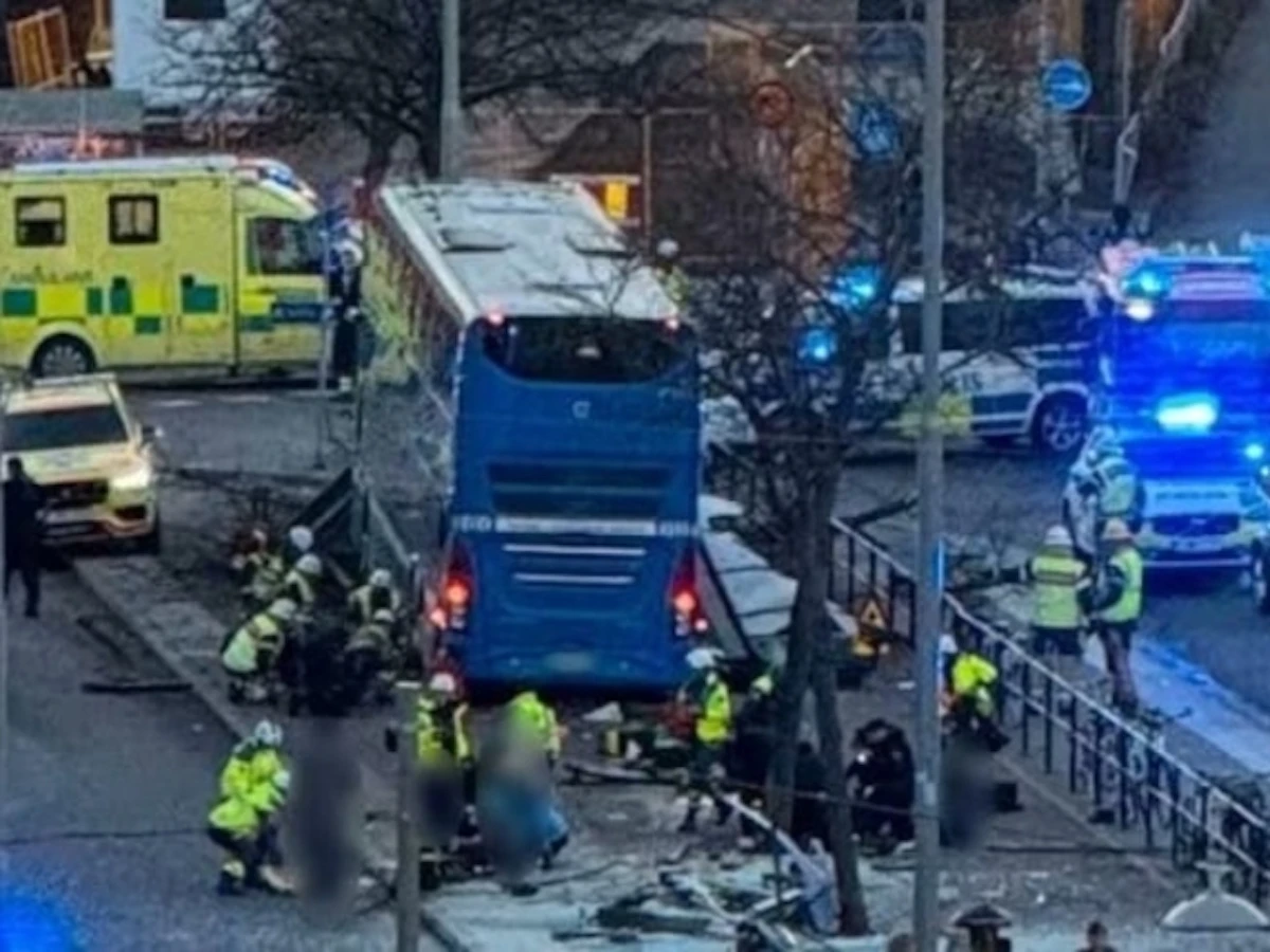 Autobus incidentato contro pensilina a Stoccolma