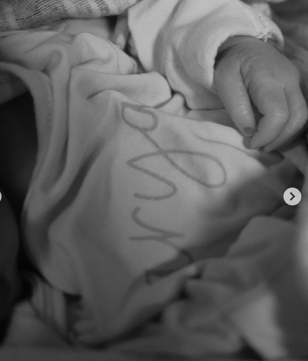 Tineke Younger in un momento privato, visibilmente provata dal dolore