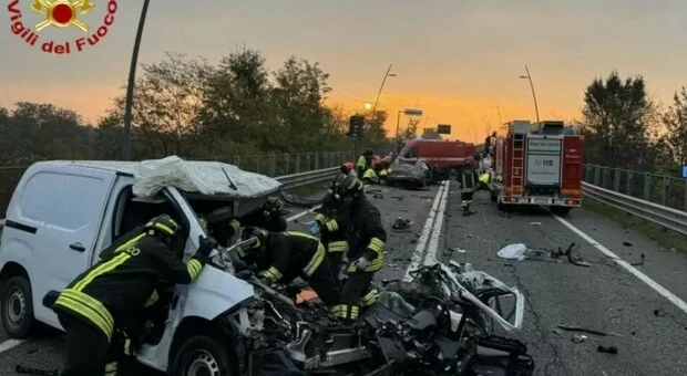 Italia, maxi incidente in mattinata: é strage, tutto blindato e code per km Italia, maxi incidente in mattinata: é strage, tutto blindato e code per km