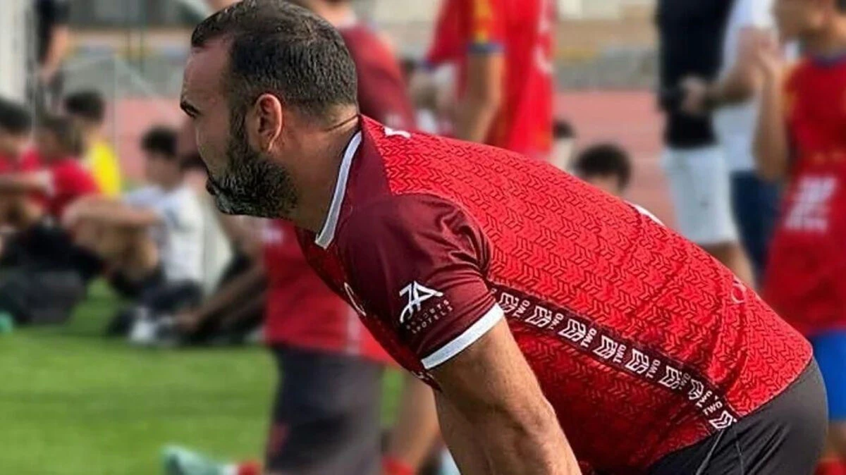 Momento di squadra tra Inaki Cabaleiro e i giovani calciatori del Fursan Hispania