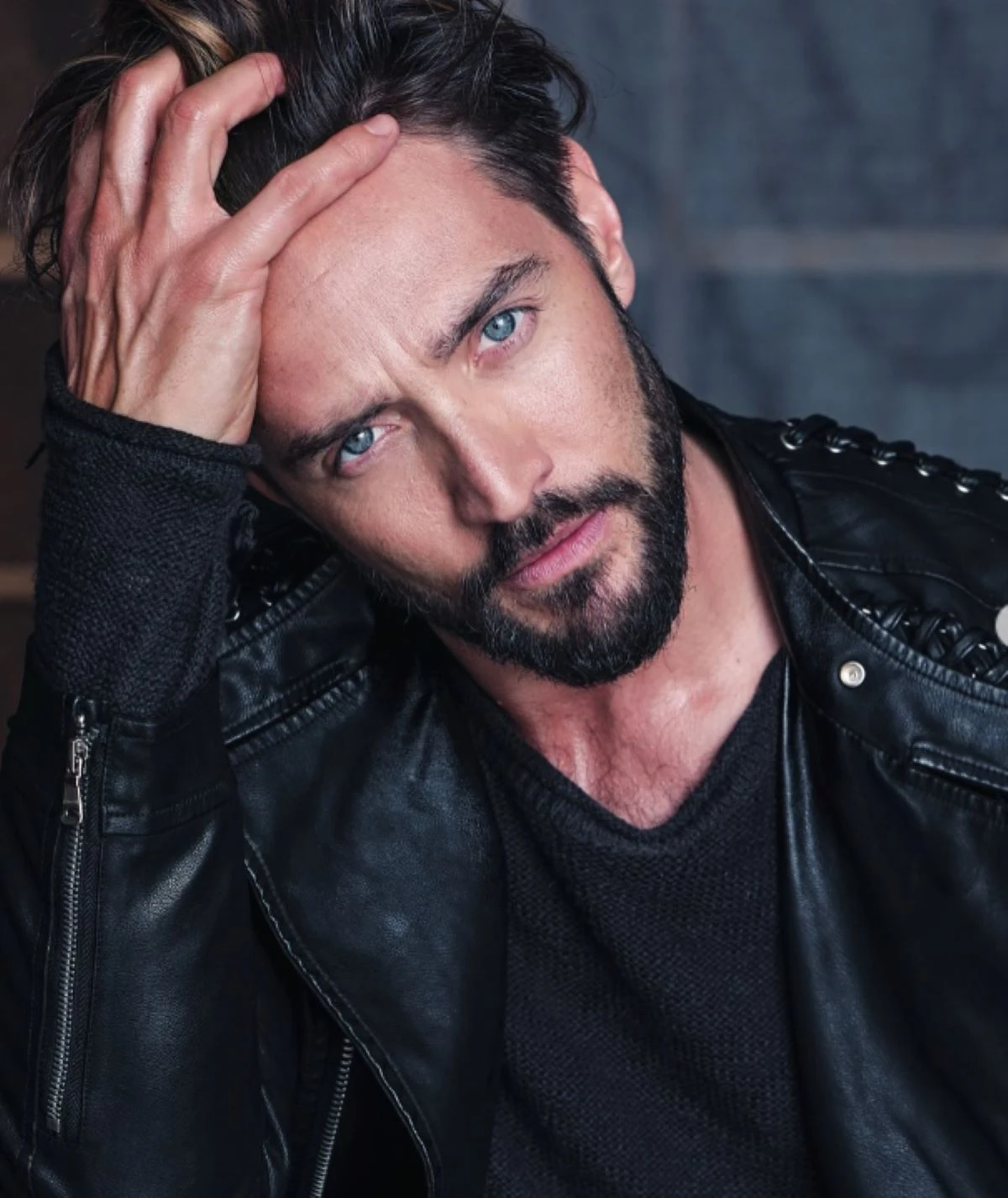 Alex Belli primo piano, sguardo deciso