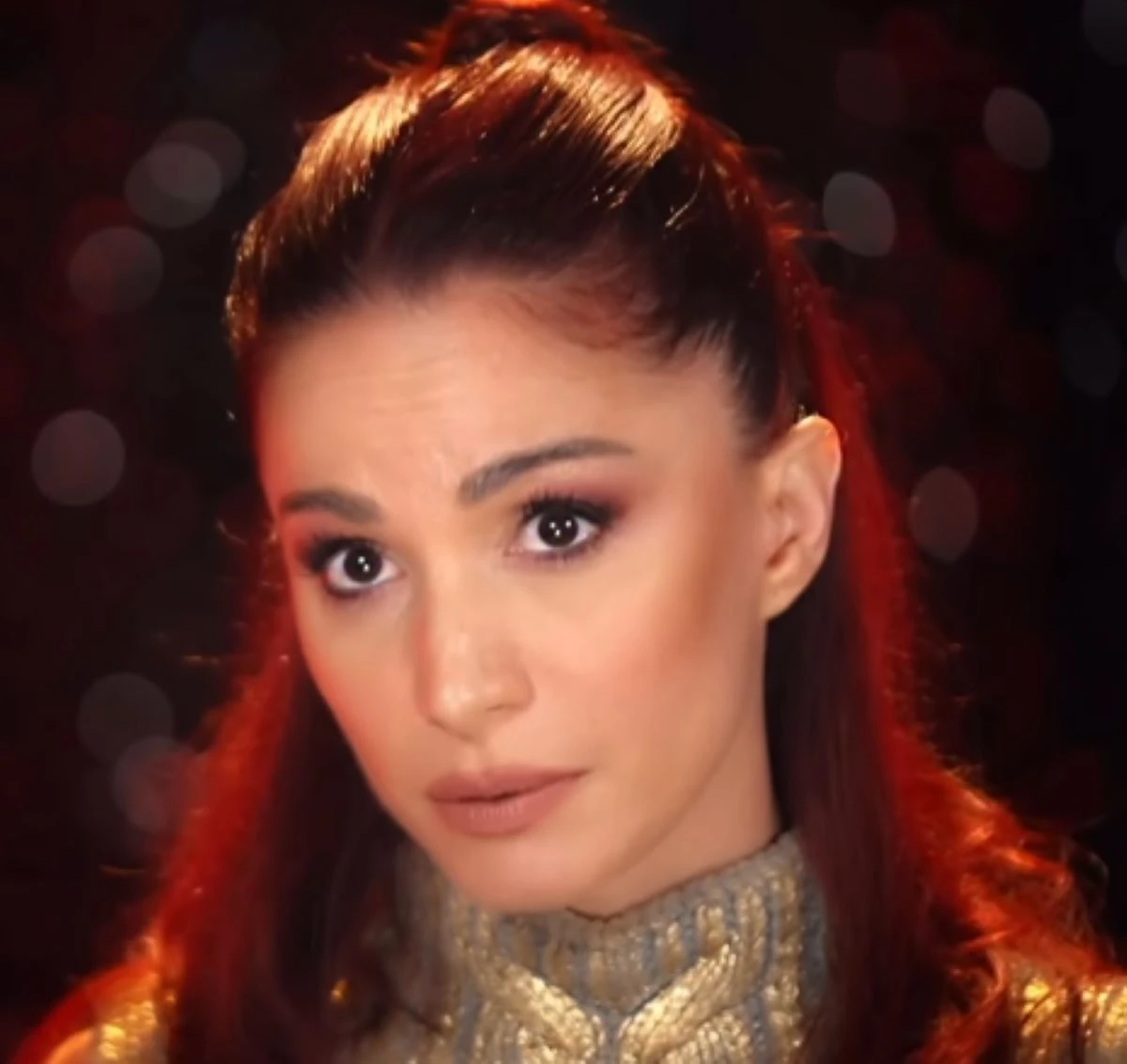 Andrea Delogu con sorriso malinconico