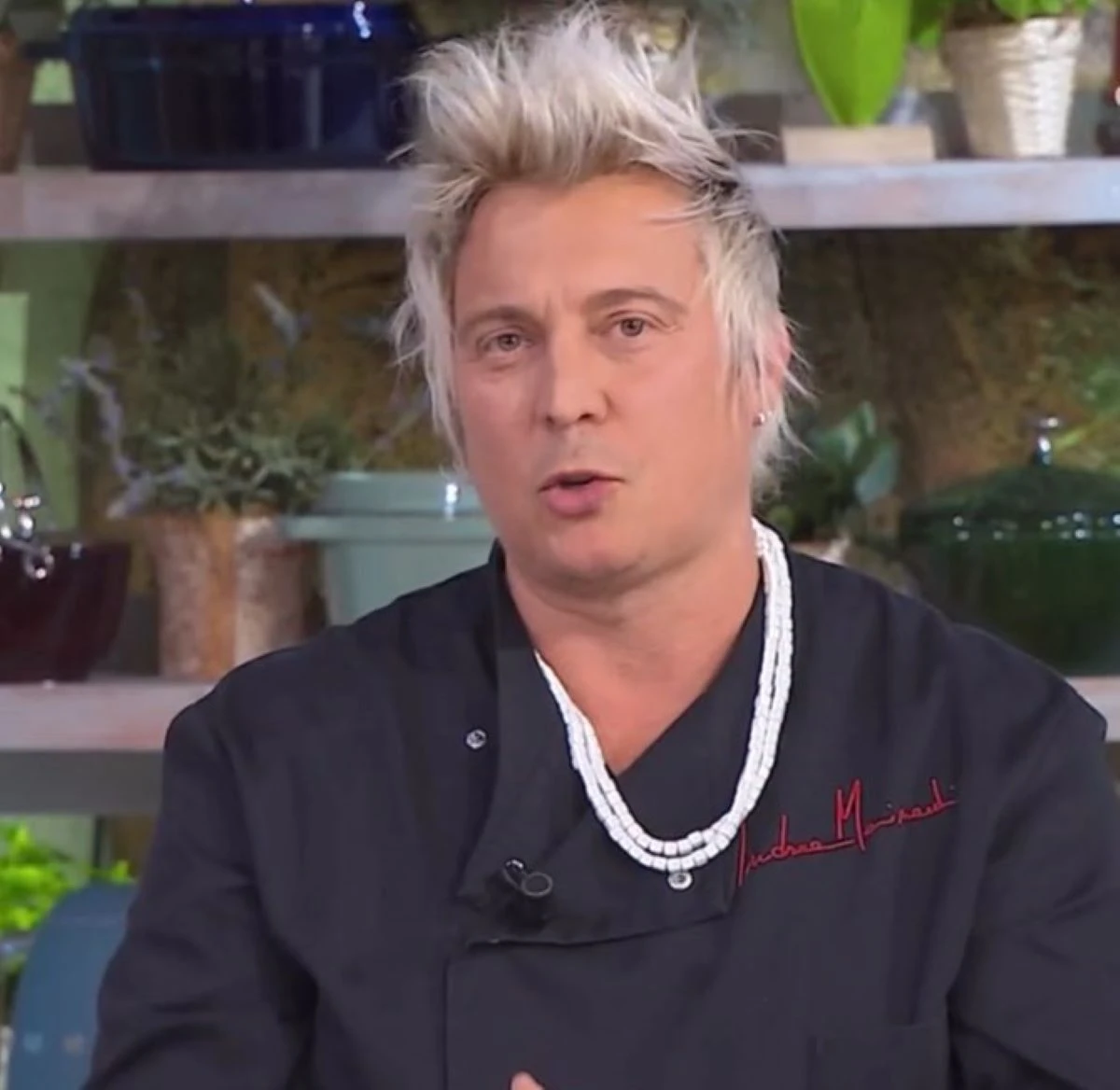 Andrea Mainardi ai fornelli, sorridente