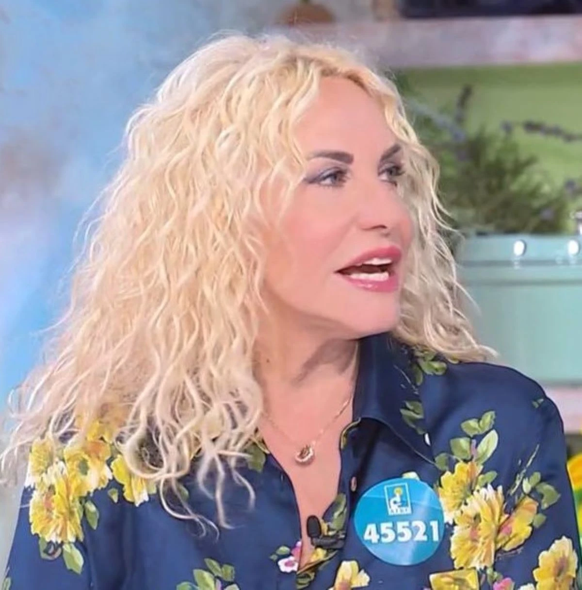 Antonella Clerici in primo piano, sguardo ironico e sorriso smagliante