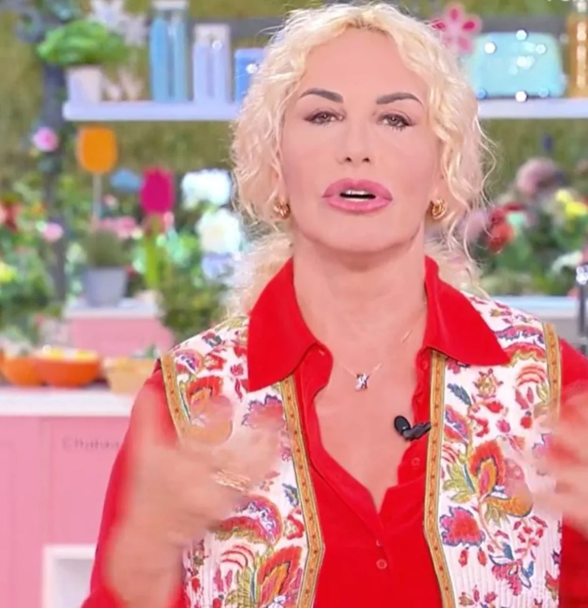 Antonella Clerici sorridente negli studi Rai