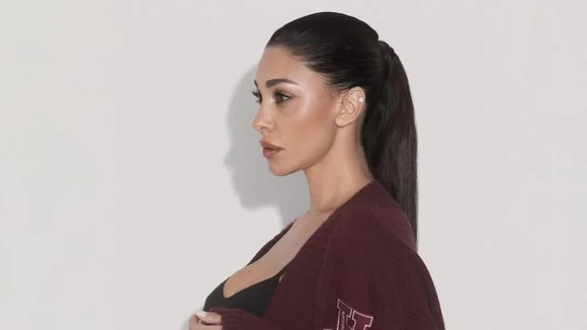 Belen Rodriguez aiutata ad allontanarsi dal luogo dell'evento da alcuni addetti