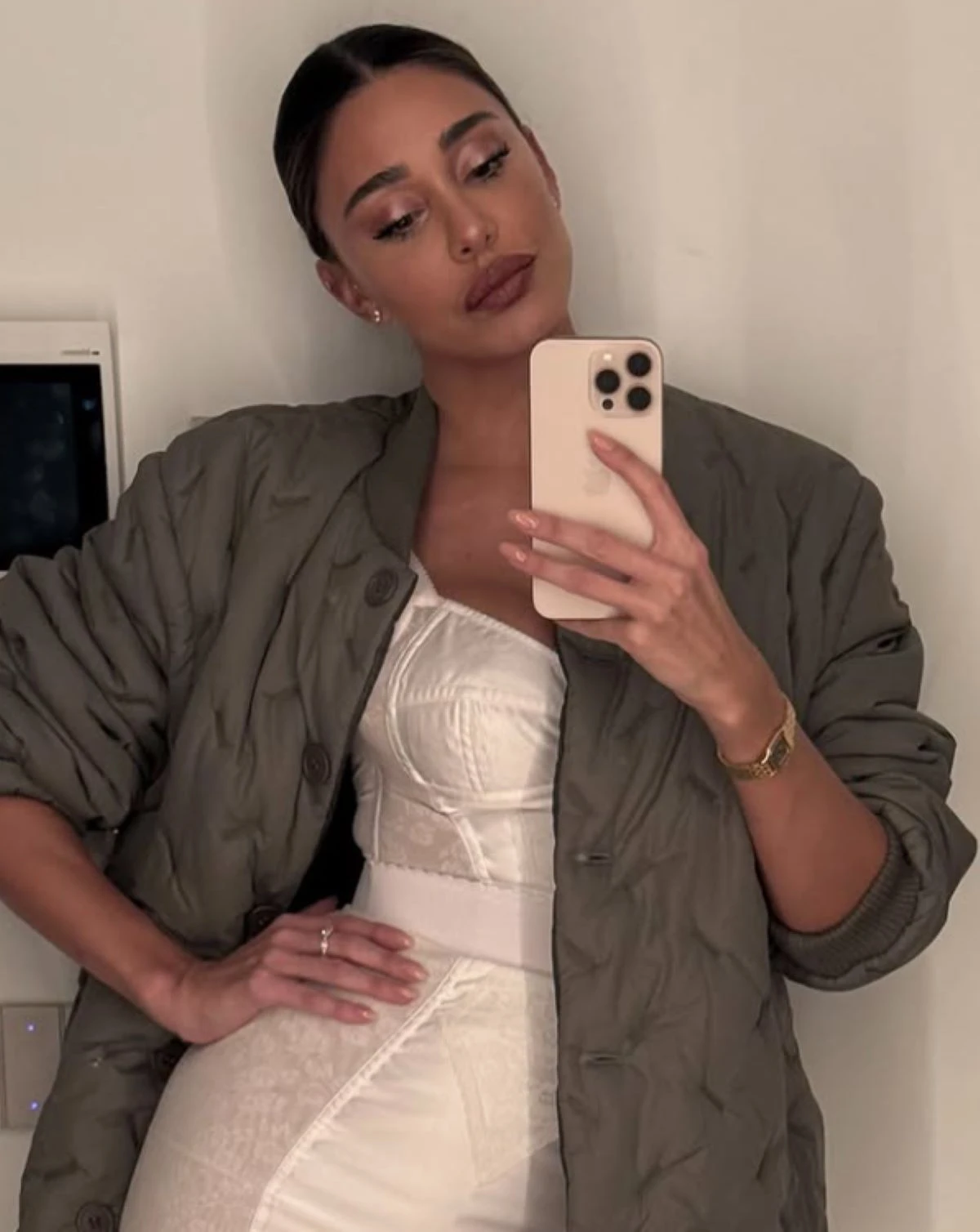 Belen Rodriguez in primo piano, sguardo intenso e capelli raccolti