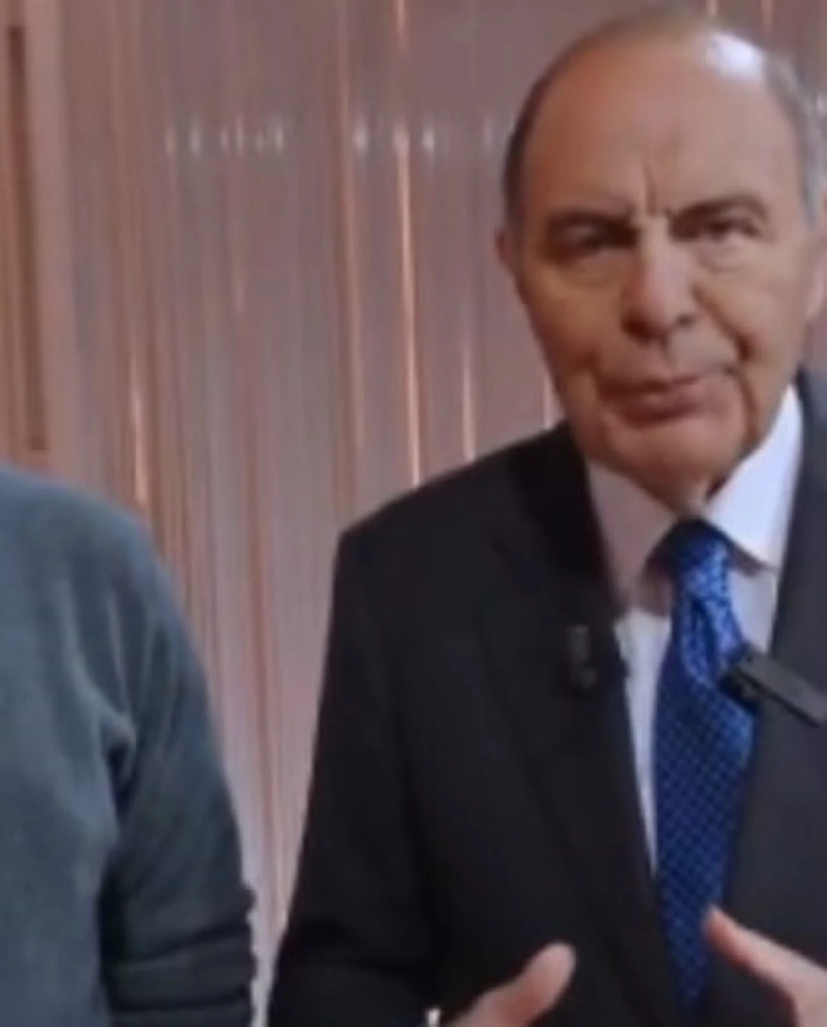 Bruno Vespa durante l'intervista a Porta a Porta