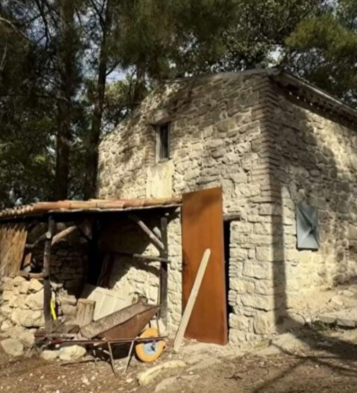 Il casolare della famiglia nel bosco di Palmoli