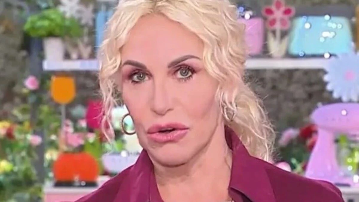 “Ma lo sapete che si sono lasciati…”. Antonella Clerici, imbarazzo totale in diretta “Ma lo sapete che si sono lasciati…”. Antonella Clerici, imbarazzo totale in diretta