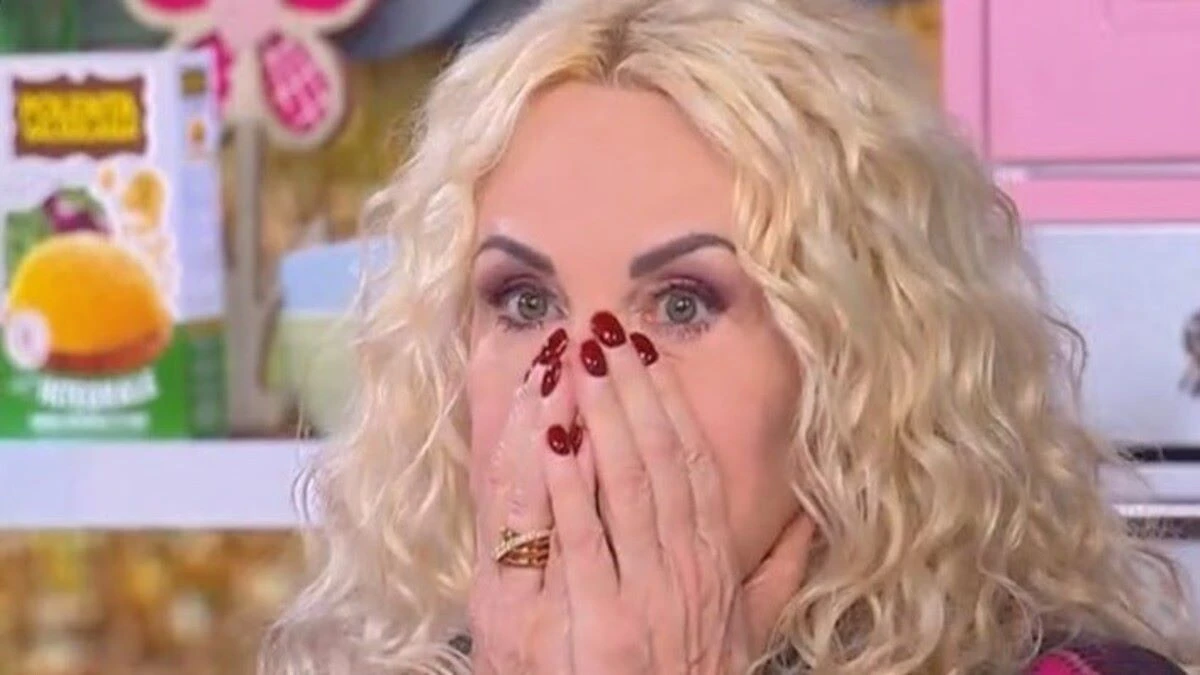 ma nooo antonella clerici in piena diretta a 200 sempre mezzogiorno la regia costretta a intervenire