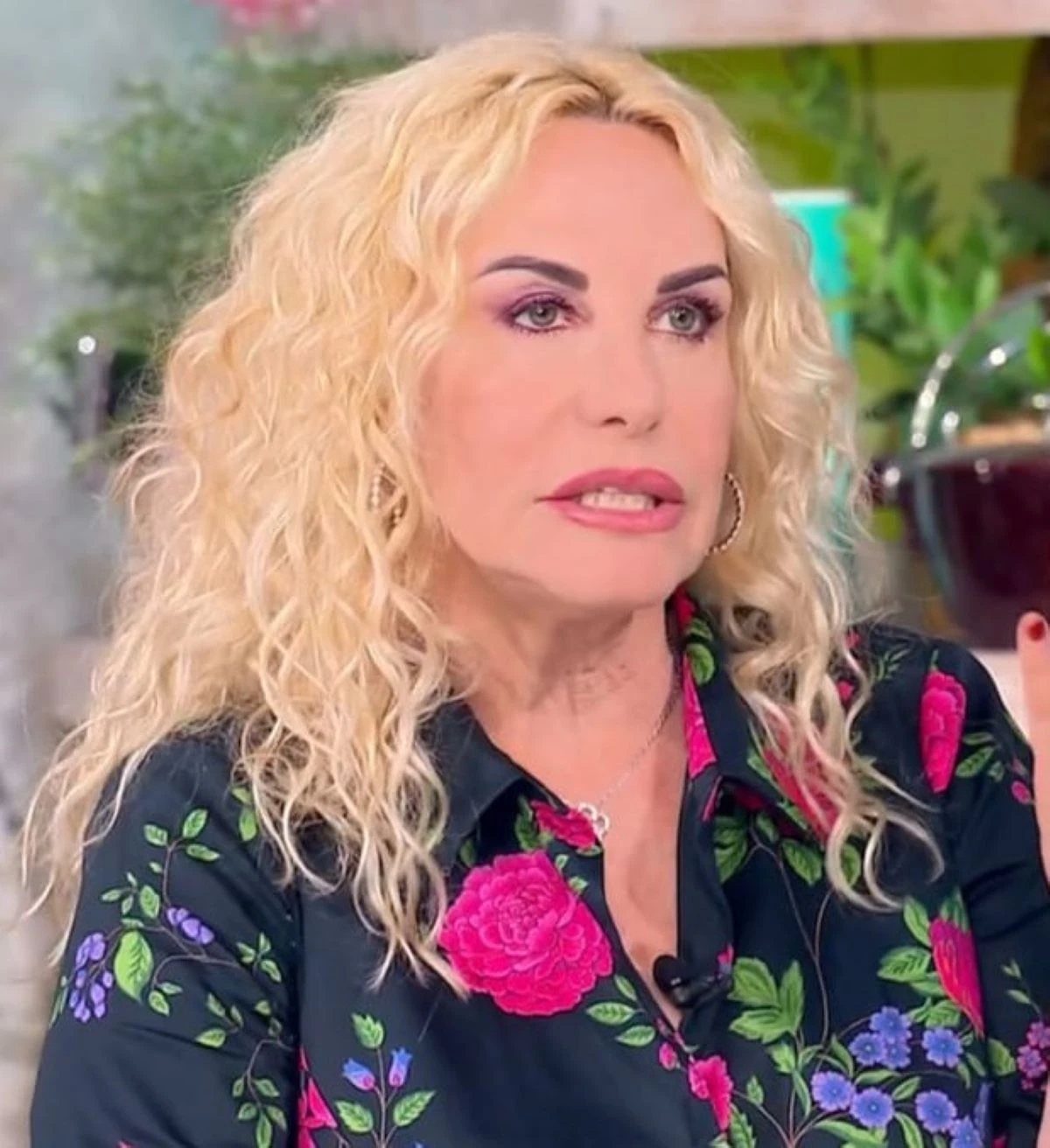 Antonella Clerici in tv, atmosfera misteriosa e luci soffuse