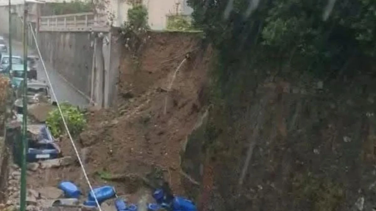 Immagine dei danni provocati dal maltempo a Genova, strada allagata e soccorritori sul posto