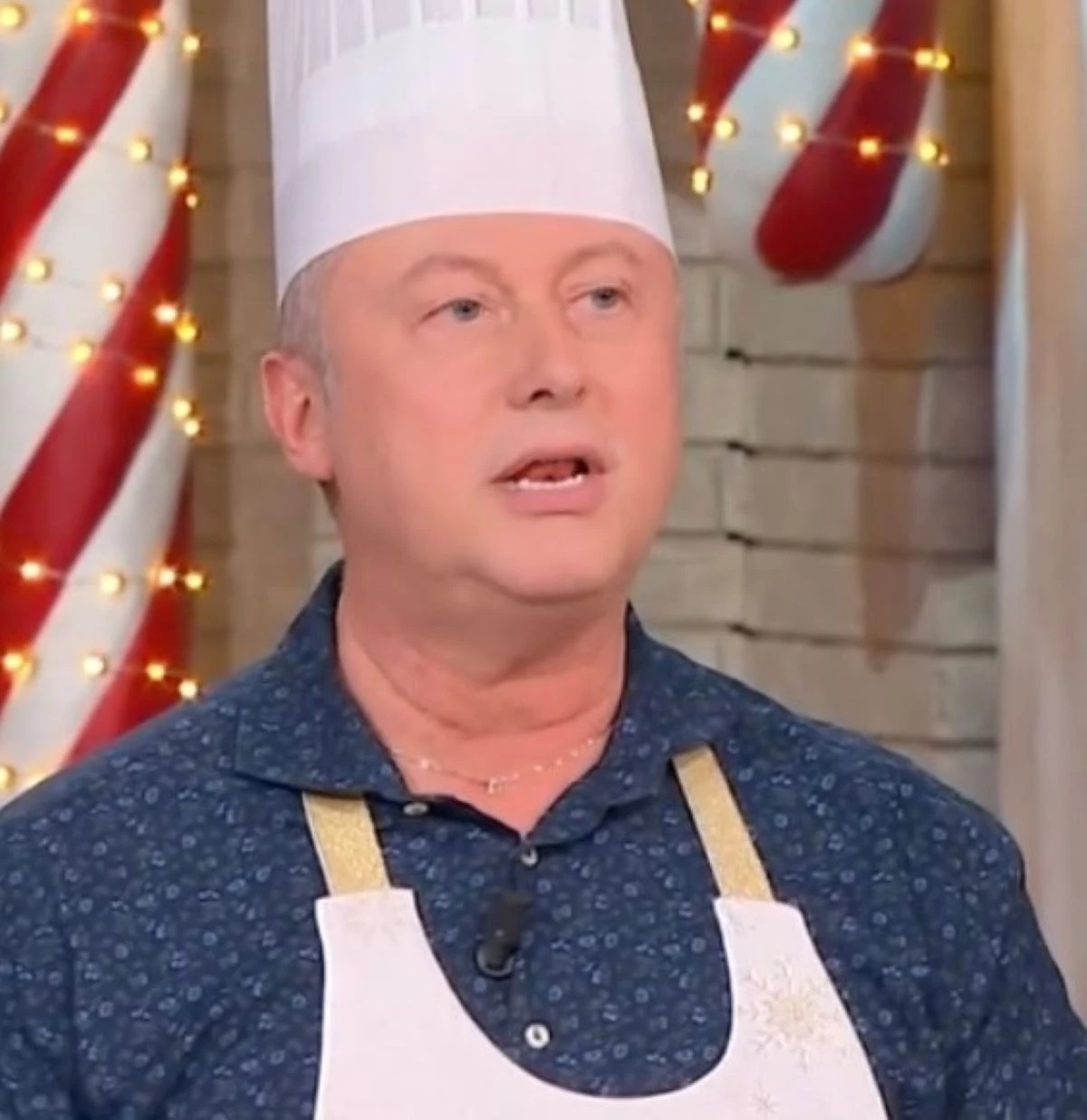 Daniele Persegani sorride in studio