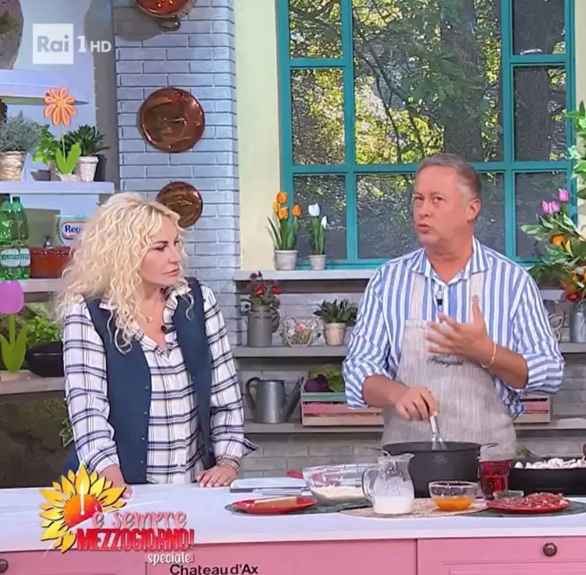 Lo studio di È sempre mezzogiorno vuoto, atmosfera sospesa