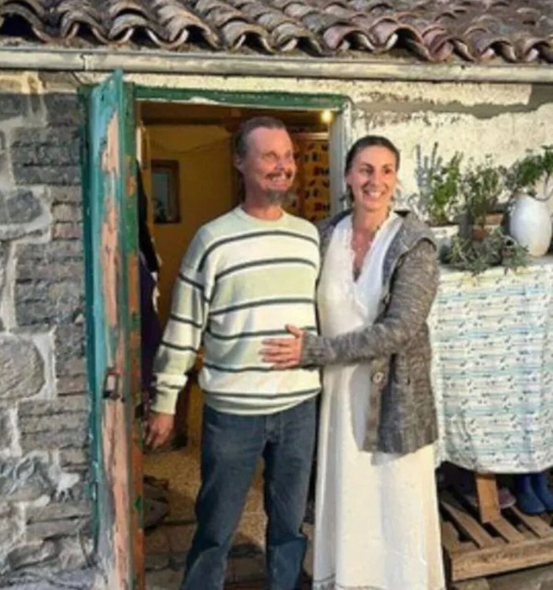 Scorcio del casolare nel bosco dove vive la famiglia