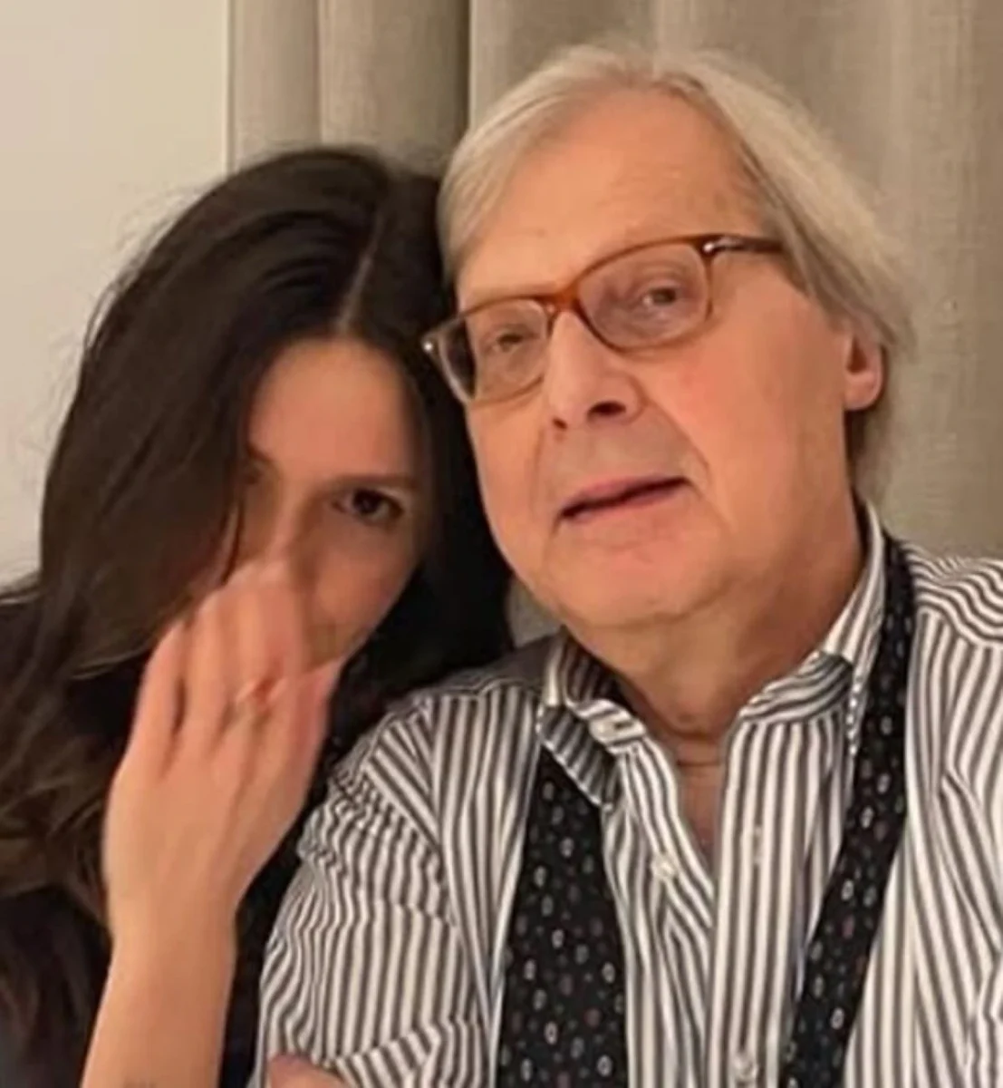 Ritratto della figlia di Sgarbi, visibilmente provata dalla situazione