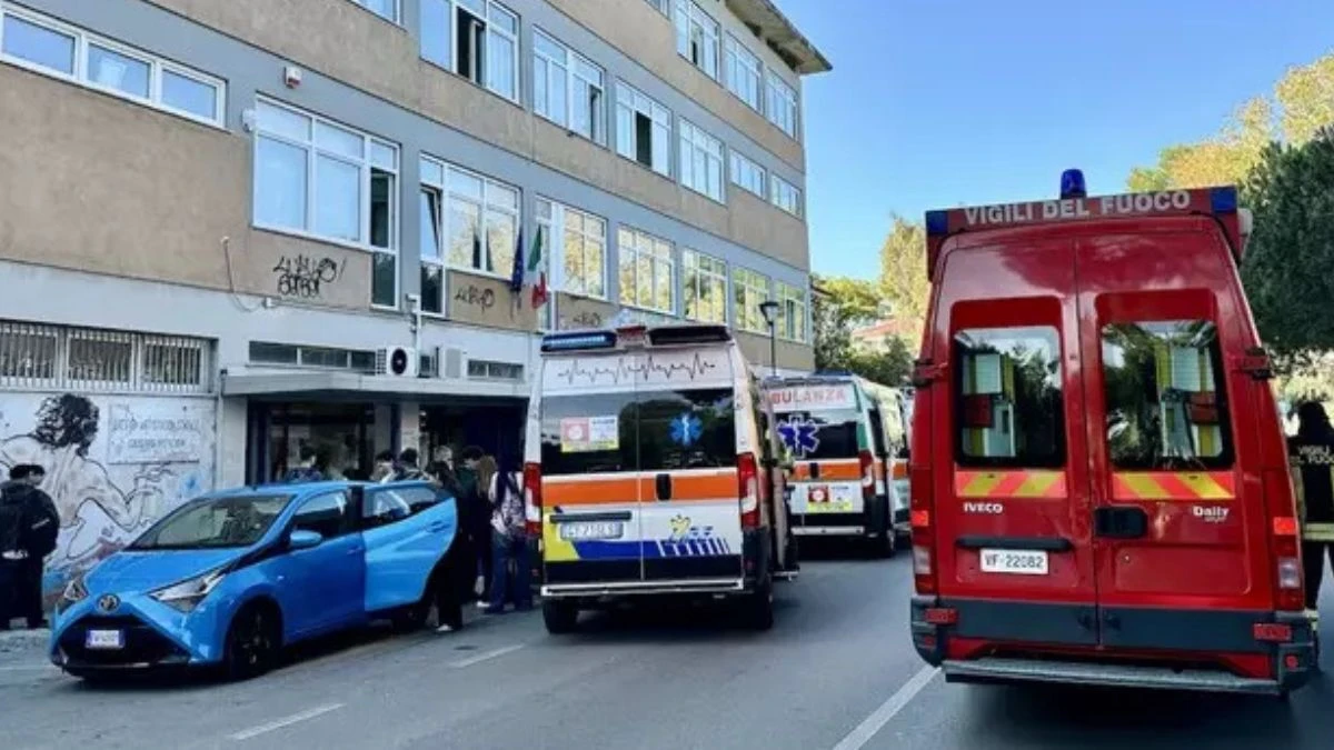 “Non respiriamo più”. Terrore al liceo in Italia, studenti in fuga nelle strade: caos in un istante “Non respiriamo più”. Terrore al liceo in Italia, studenti in fuga nelle strade: caos in un istante