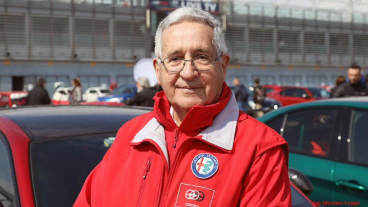 Andrea de Adamich in primo piano, immagine commemorativa