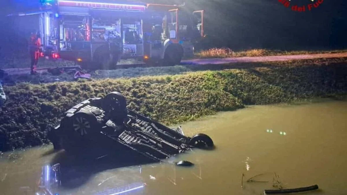 Auto nel fossato a Cascina, luogo della tragedia