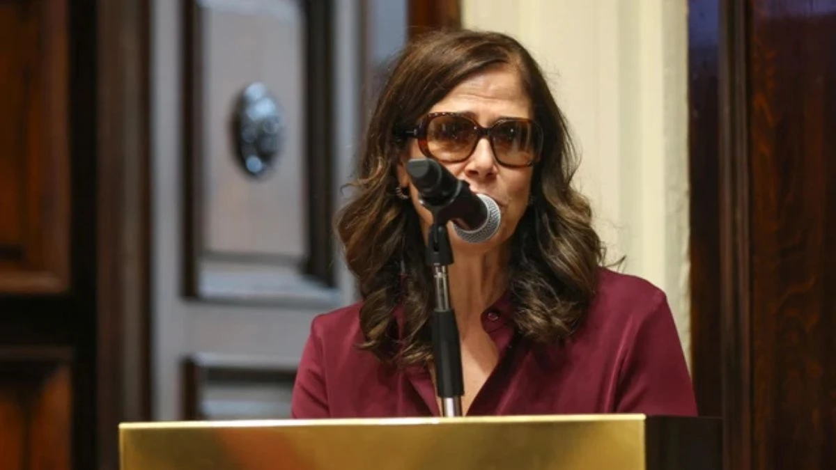 Alessandra Todde durante una conferenza stampa della Giunta regionale sarda