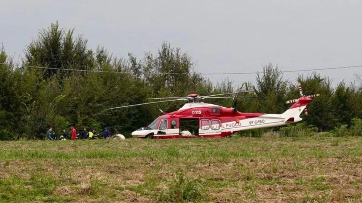Immagine dell'elicottero precipitato nelle campagne di Casalromano, Mantova