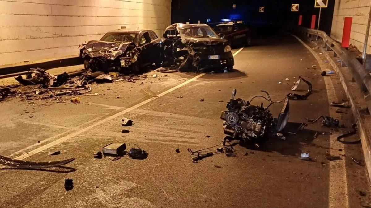 Schianto spaventoso, Vincenzo è morto così: giovanissimo, ci sono feriti gravi Schianto spaventoso, Vincenzo è morto così: giovanissimo, ci sono feriti gravi