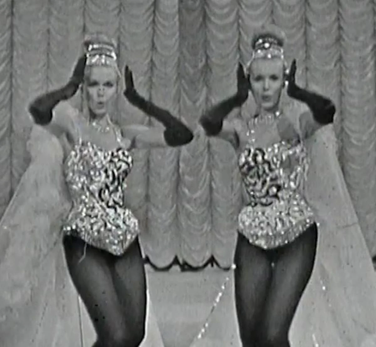 Le gemelle Kessler durante una storica esibizione