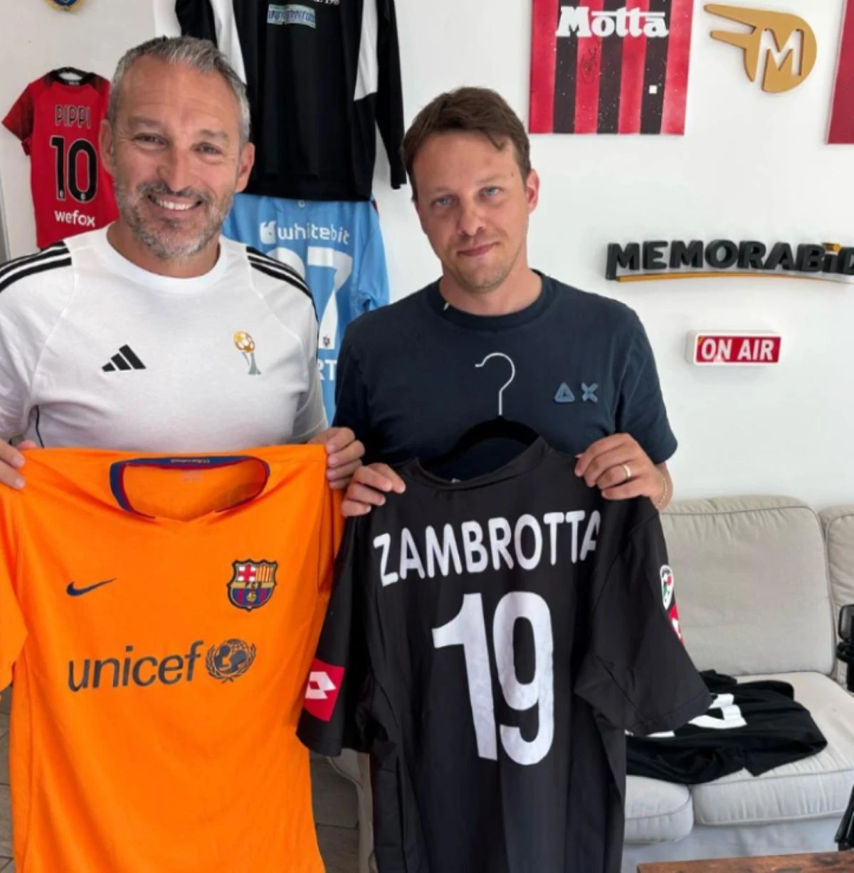 Il campione mostra la gamba operata in ospedale