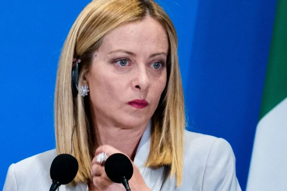 Giorgia Meloni durante una conferenza stampa