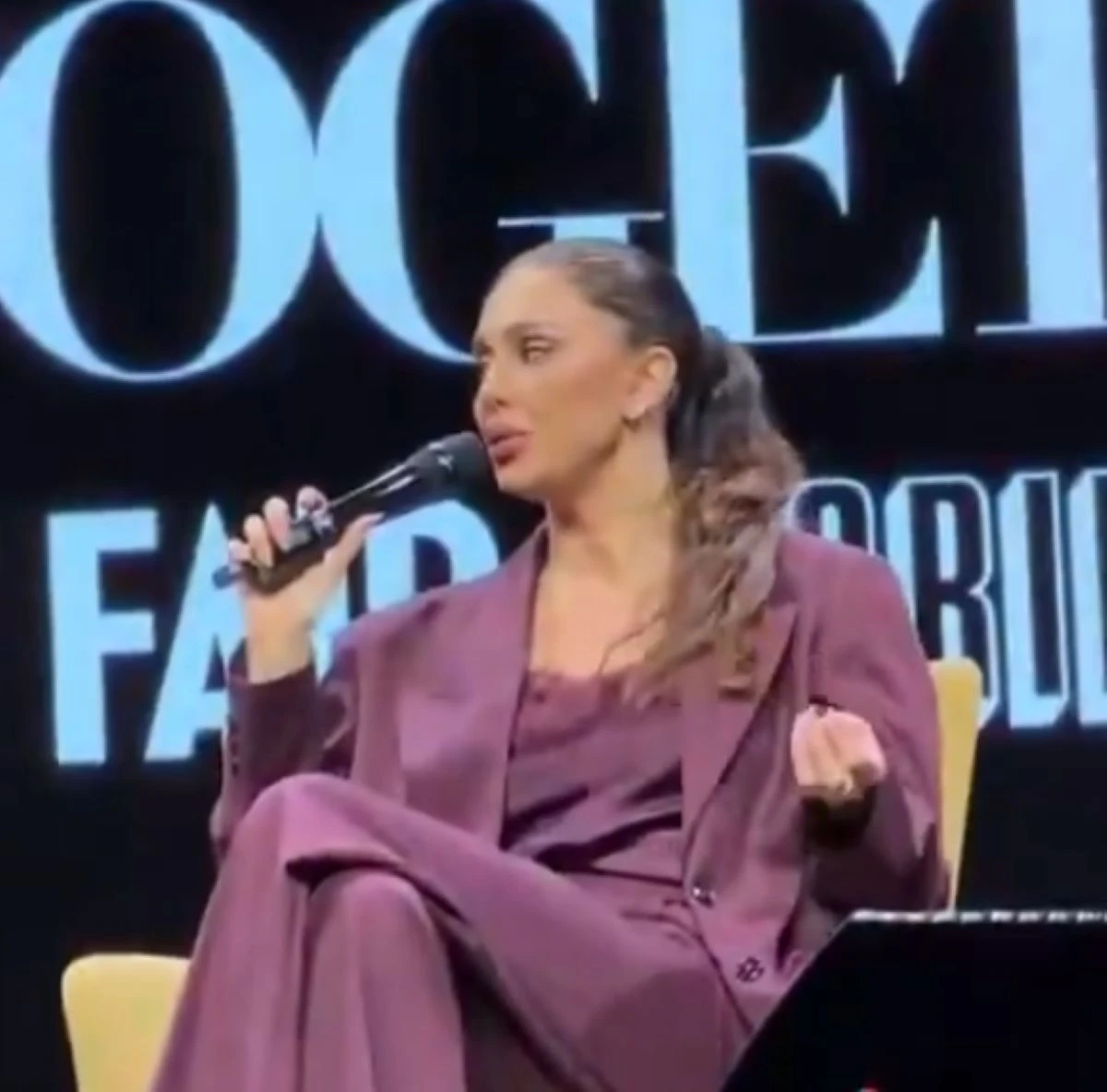 Belen Rodriguez durante il suo racconto sui social, viso serio e sguardo deciso