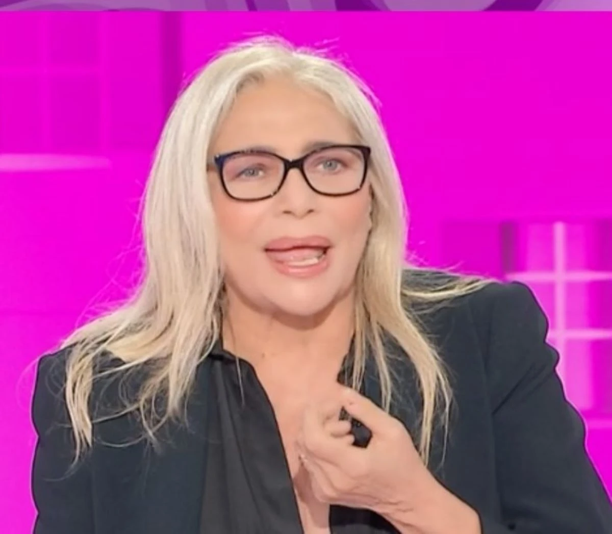 Mara Venier in primo piano, sorridente, nello studio di Domenica In