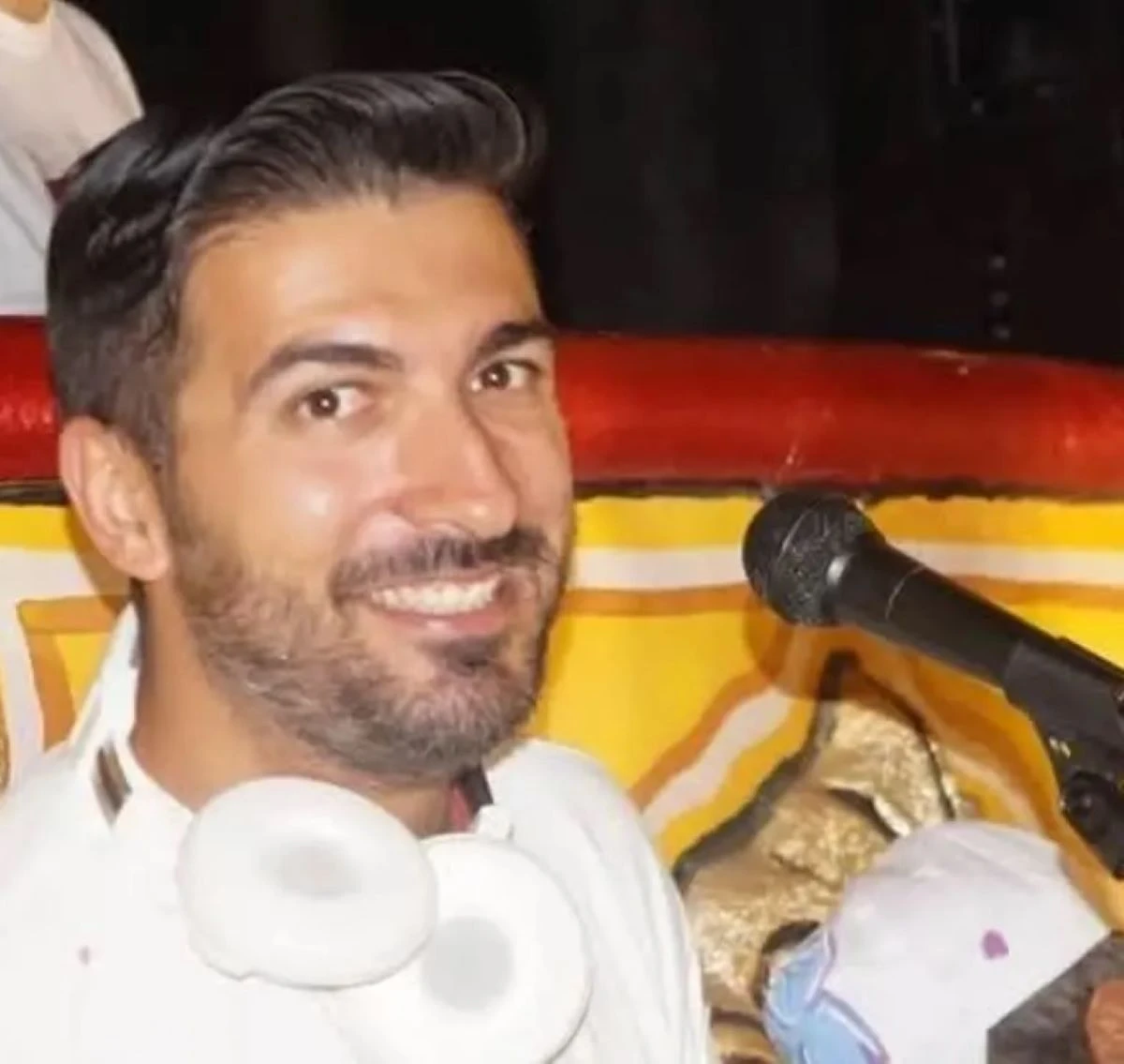 Ritratto di Andrea Paci, deejay simbolo della musica italiana e del Carnevale di Viareggio