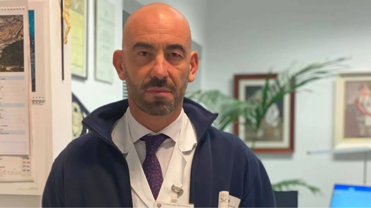 Medico che ascolta il respiro di un paziente con stetoscopio