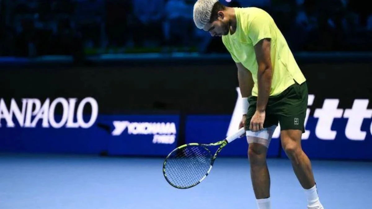 Carlos Alcaraz sul campo da tennis durante una partita