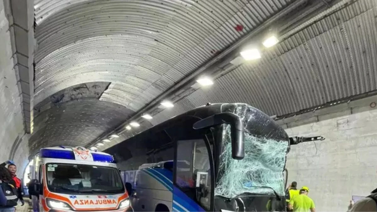 Scontro violentissimo tra tir e bus, autostrada paralizzata e code per chilometri