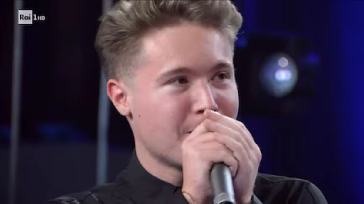 Alfa riflette sul rapporto tra arte e pausa durante l'annuncio