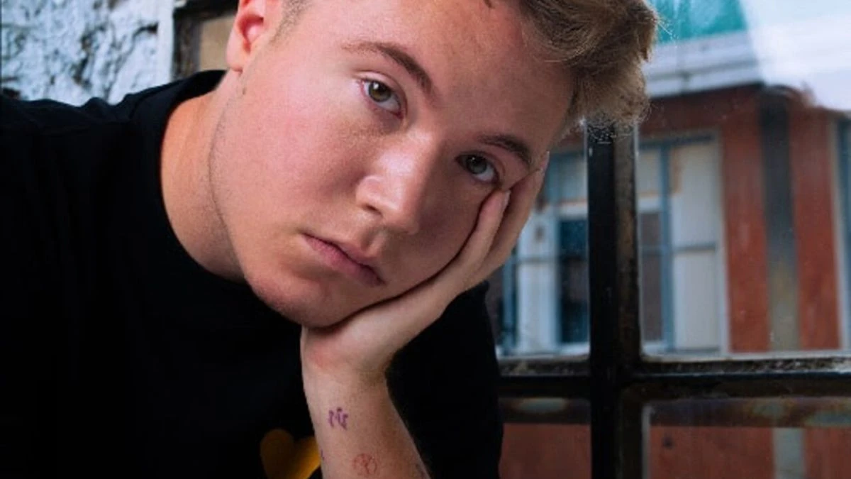 Il pubblico applaude Alfa durante l'annuncio della pausa