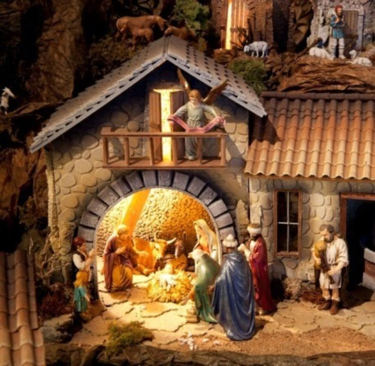 Bambini durante una recita scolastica natalizia, senza riferimenti religiosi