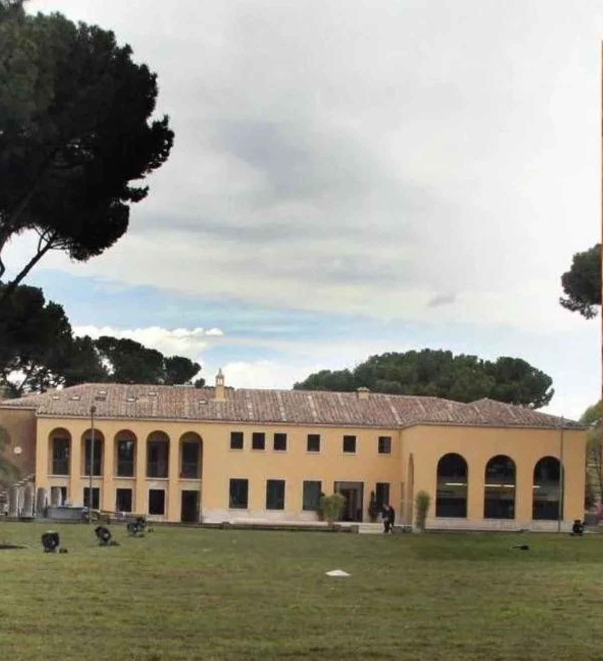 Operatori e forze dell'ordine impegnati nelle ricerche presso la Casa del Jazz