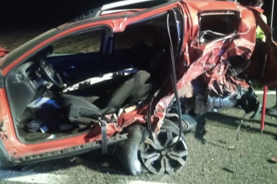 Immagine incidente stradale con auto ribaltata