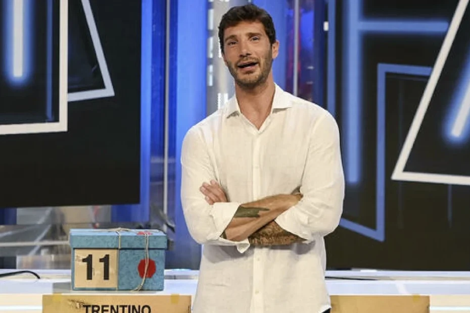Stefano De Martino nello studio di Affari Tuoi