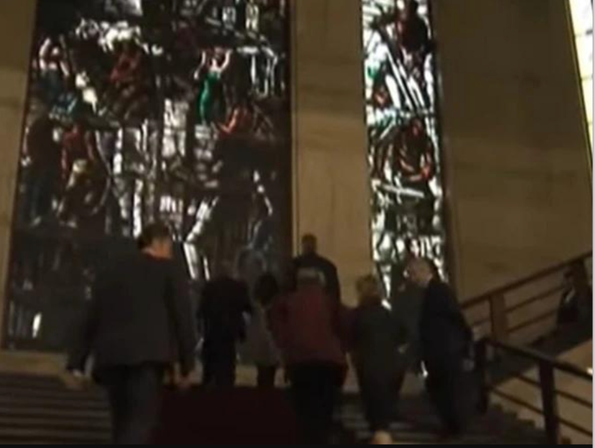 Terribile caduta per il politico dalle scale del ministero: la vetrata va in frantumi